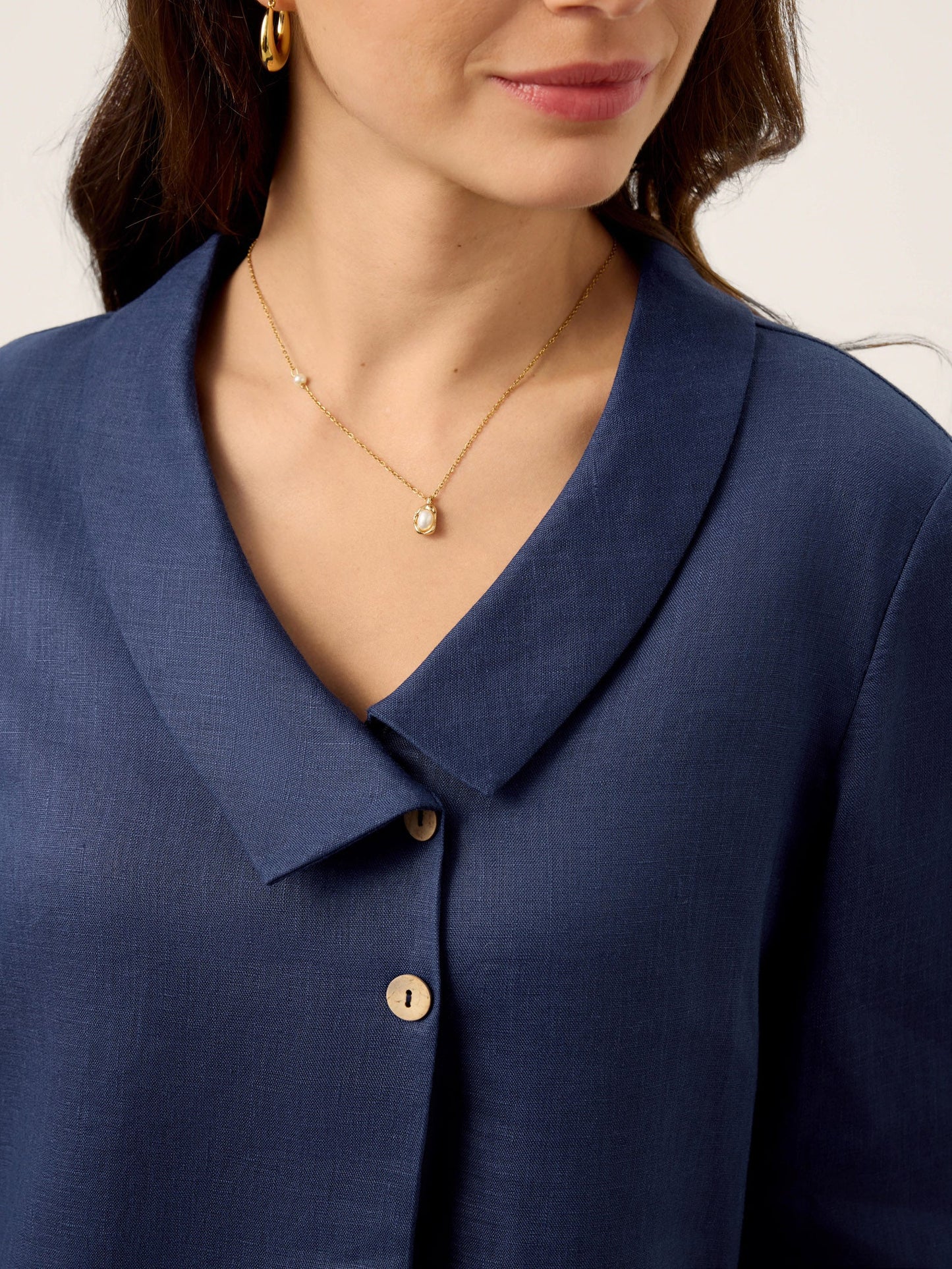 Top de lino para mujer con cuello asimétrico-Tops for women-Casaluzia