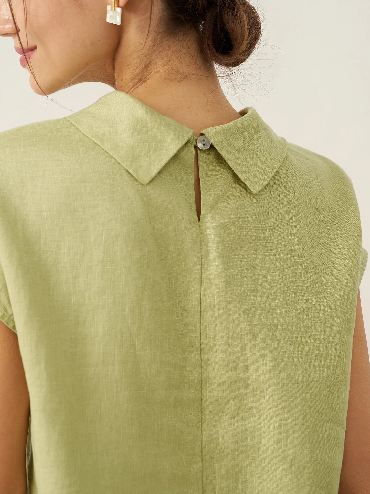 Top de lino para mujer con manga corta y cuello doblado-Tops for women-Casaluzia
