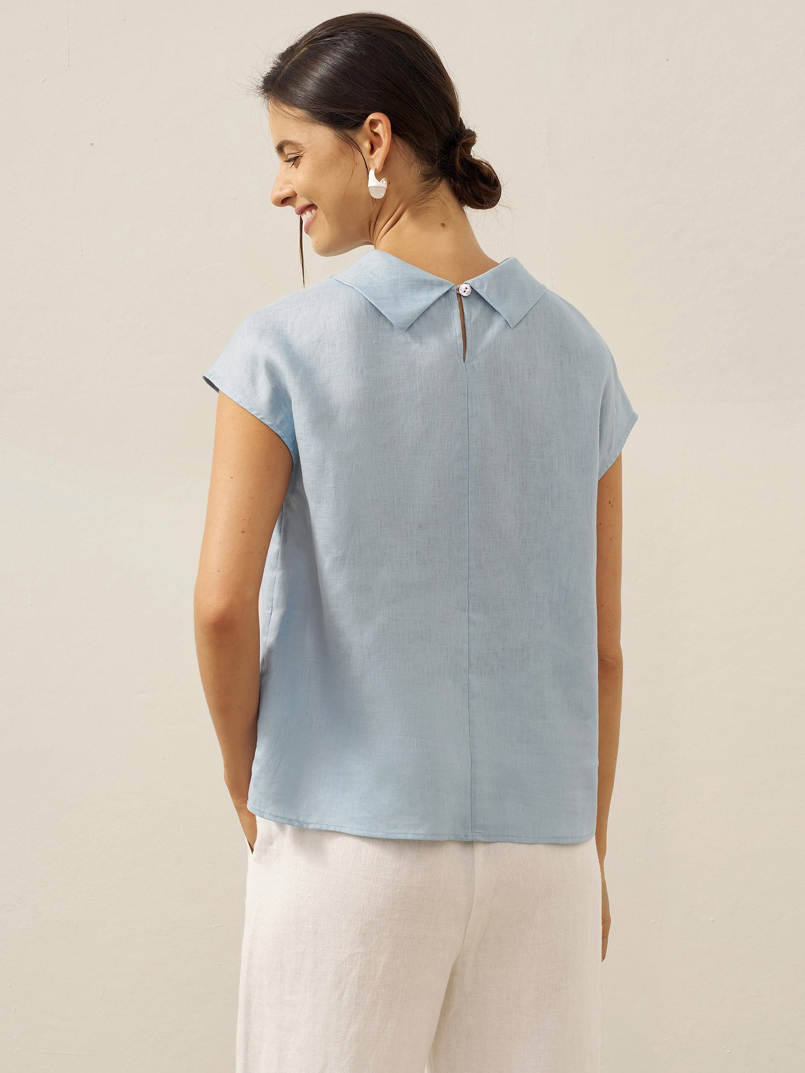 Top de lino para mujer con manga corta y cuello doblado-Tops for women-Casaluzia