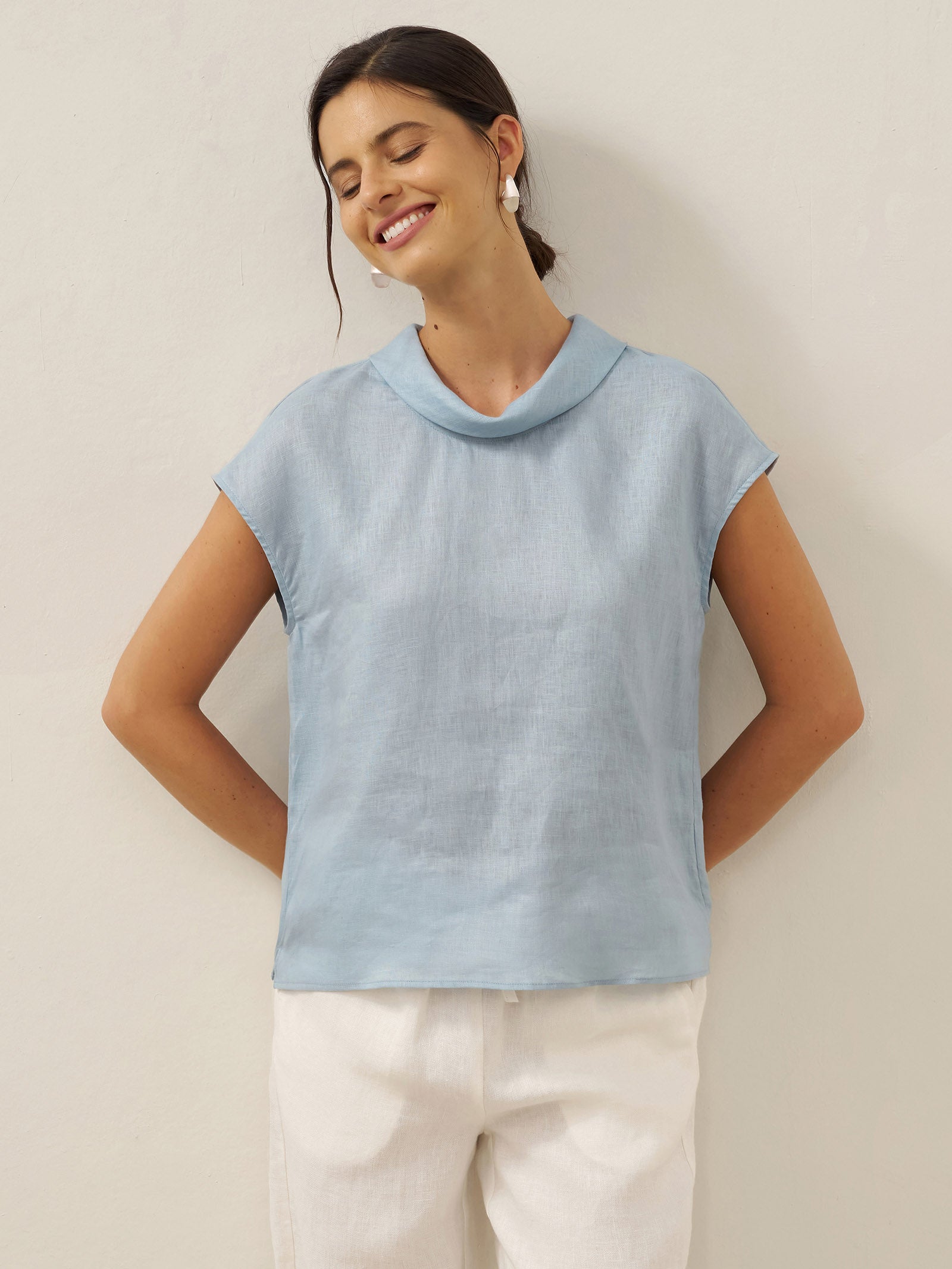 Top de lino para mujer con manga corta y cuello doblado-Tops for women-Casaluzia