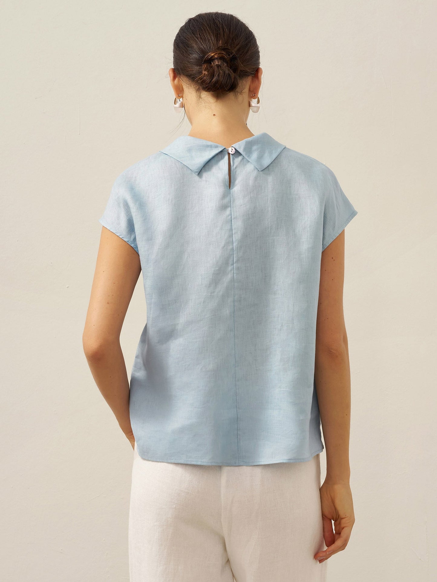 Top de lino para mujer con manga corta y cuello doblado-Tops for women-Casaluzia