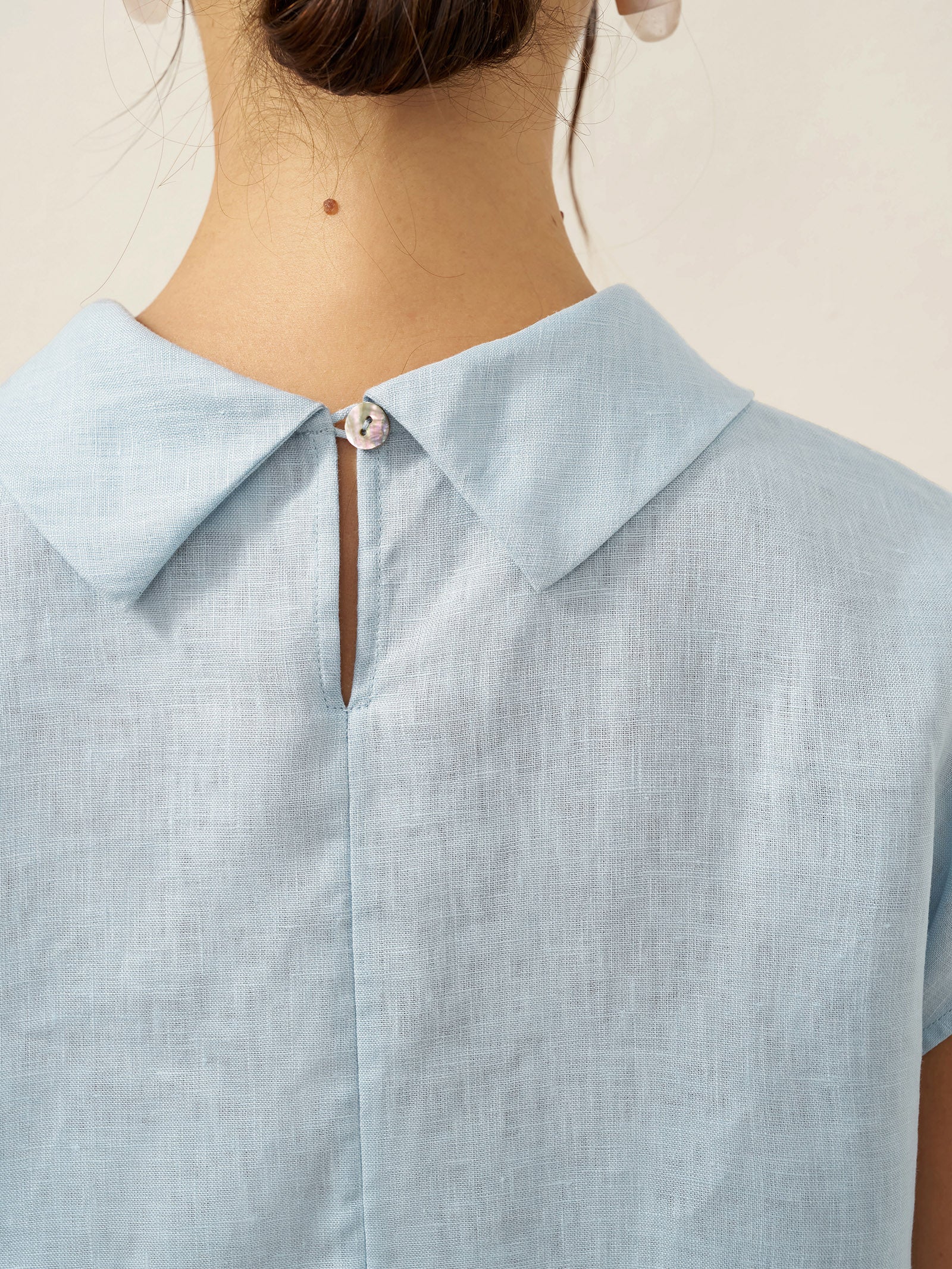 Top de lino para mujer con manga corta y cuello doblado-Tops for women-Casaluzia