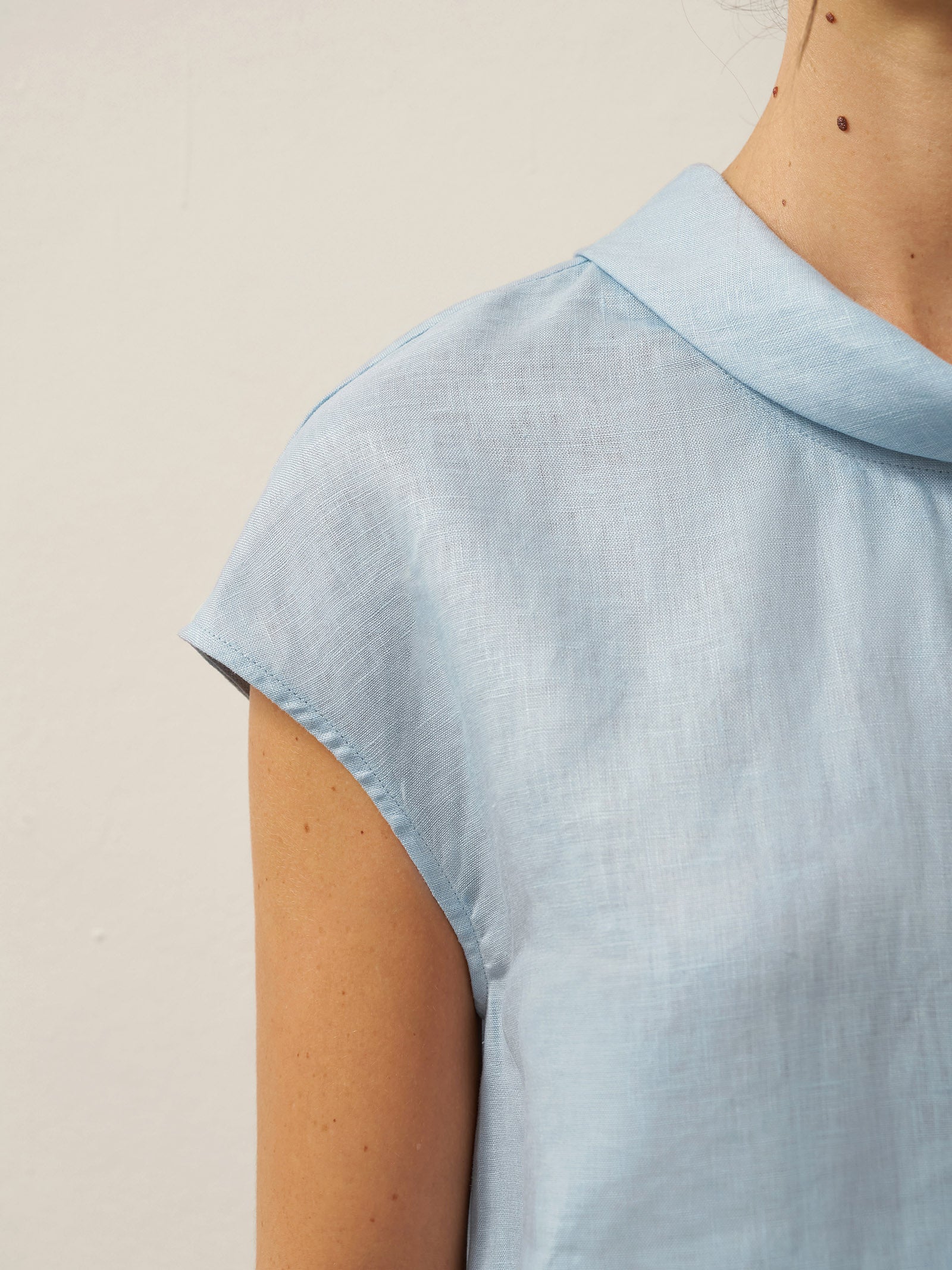 Top de lino para mujer con manga corta y cuello doblado-Tops for women-Casaluzia