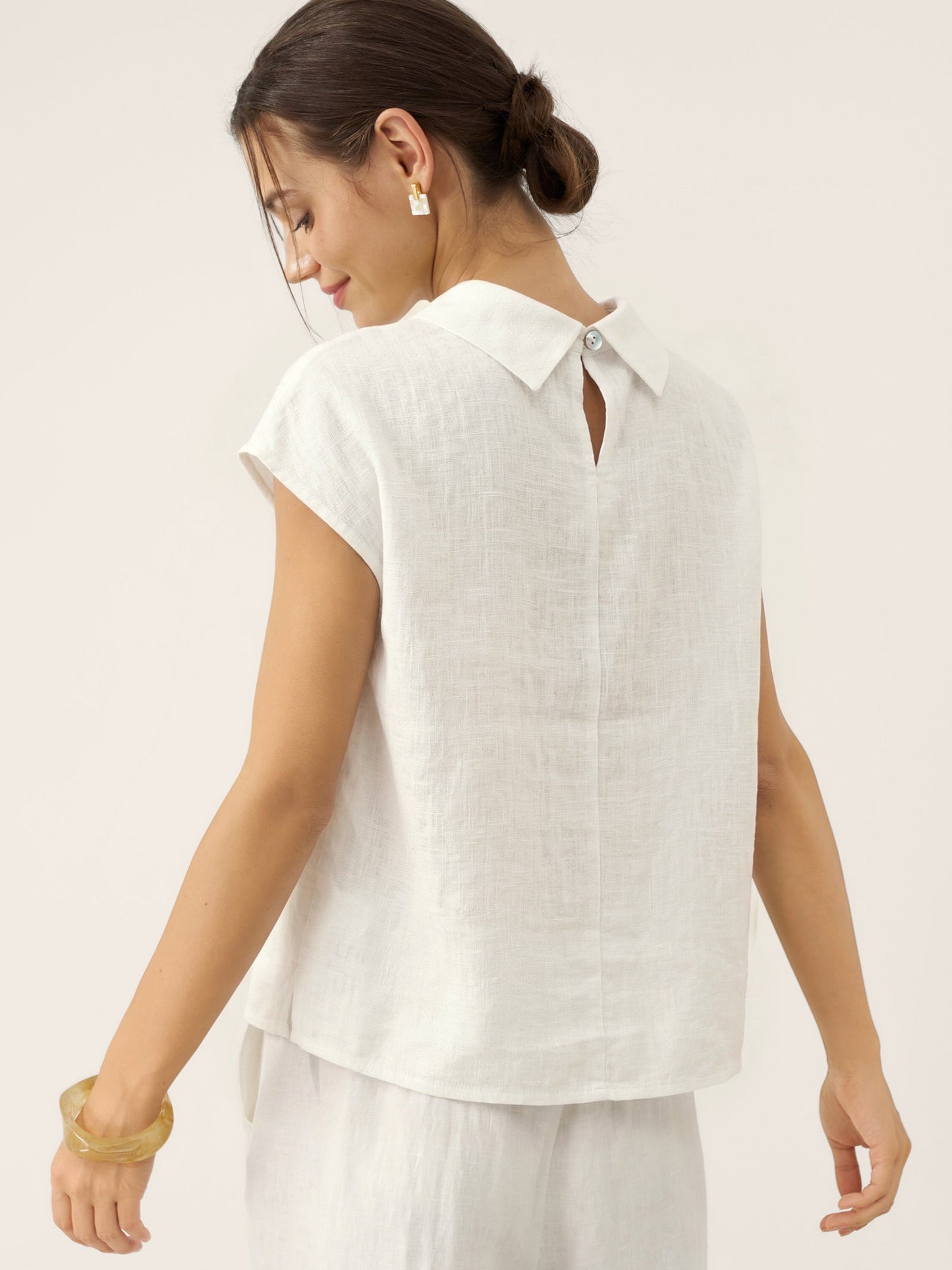 Top de lino para mujer con manga corta y cuello doblado-Tops for women-Casaluzia
