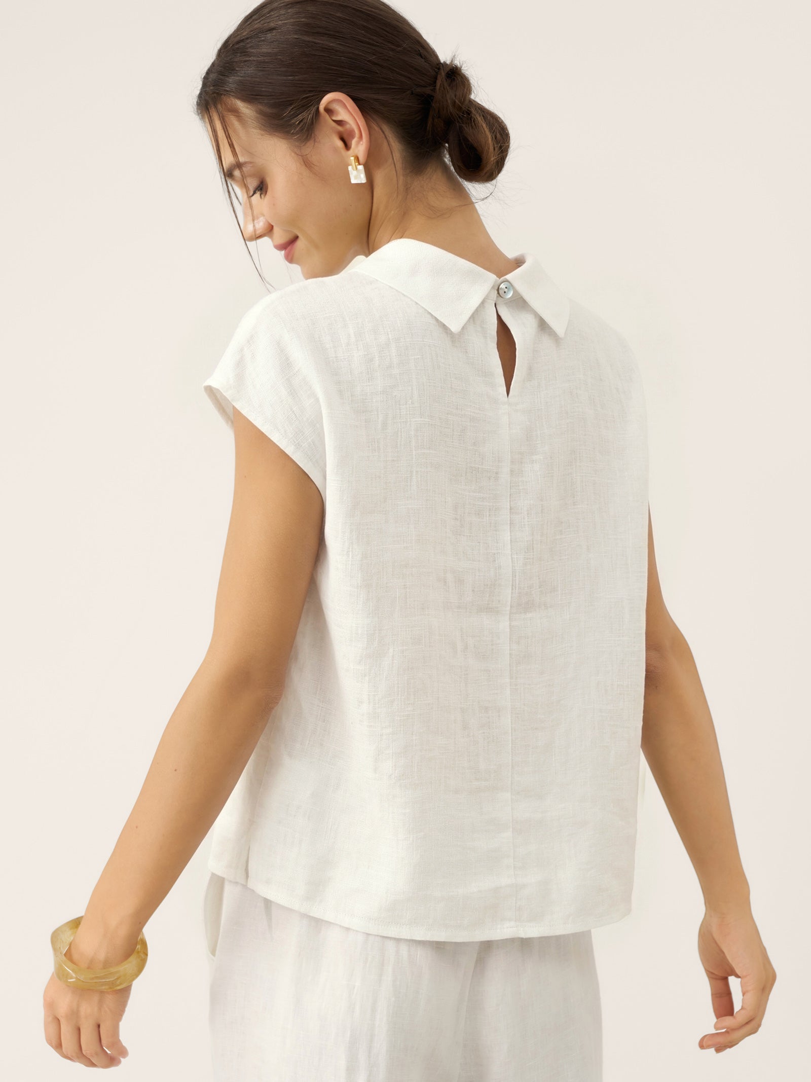 Top de lino para mujer con manga corta y cuello doblado-Tops for women-Casaluzia