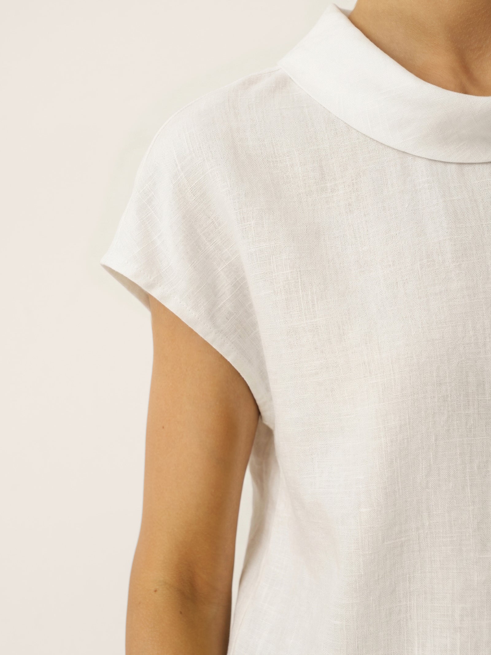 Top de lino para mujer con manga corta y cuello doblado-Tops for women-Casaluzia