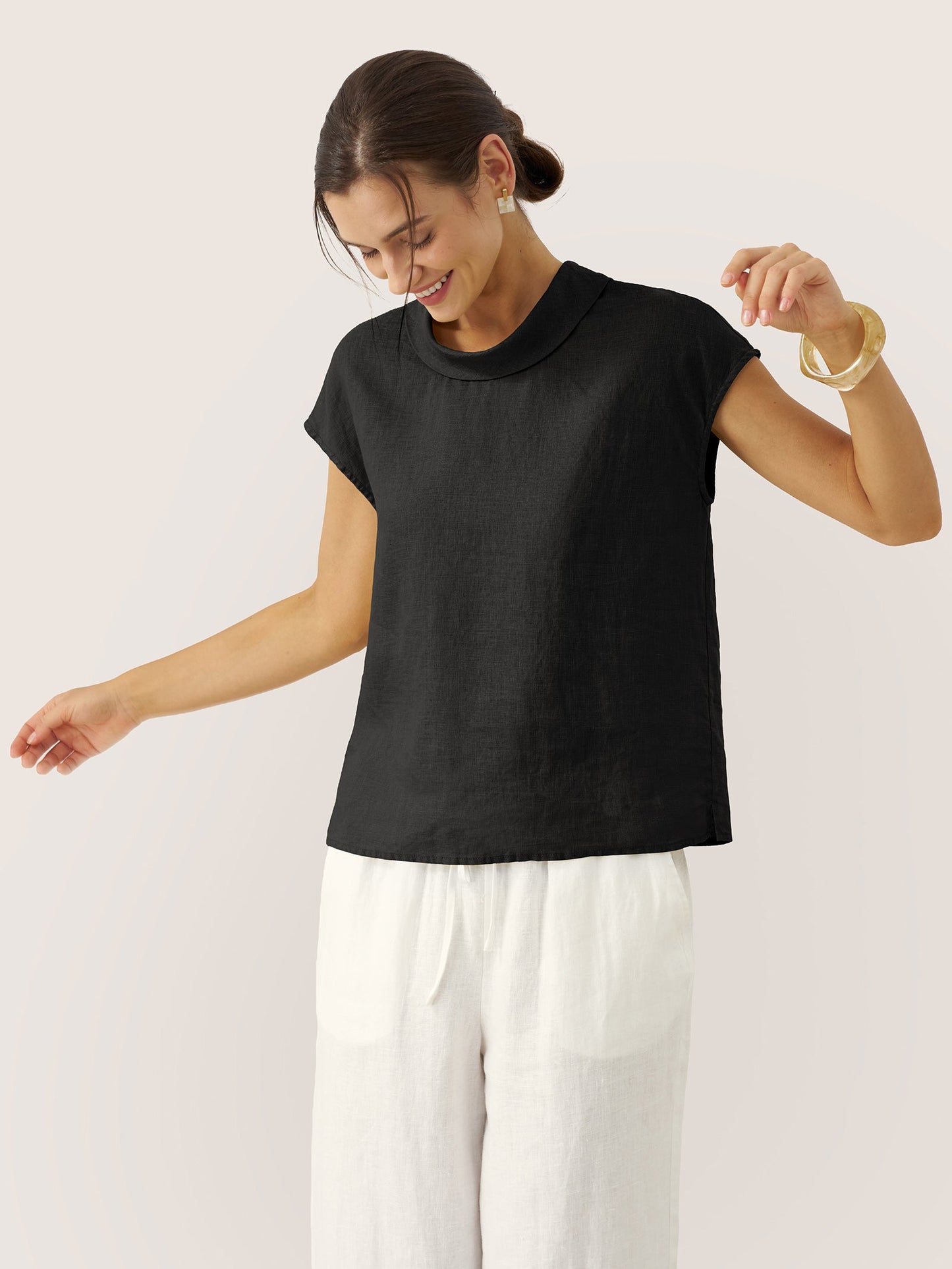 Top de lino para mujer con manga corta y cuello doblado-Tops for women-Casaluzia