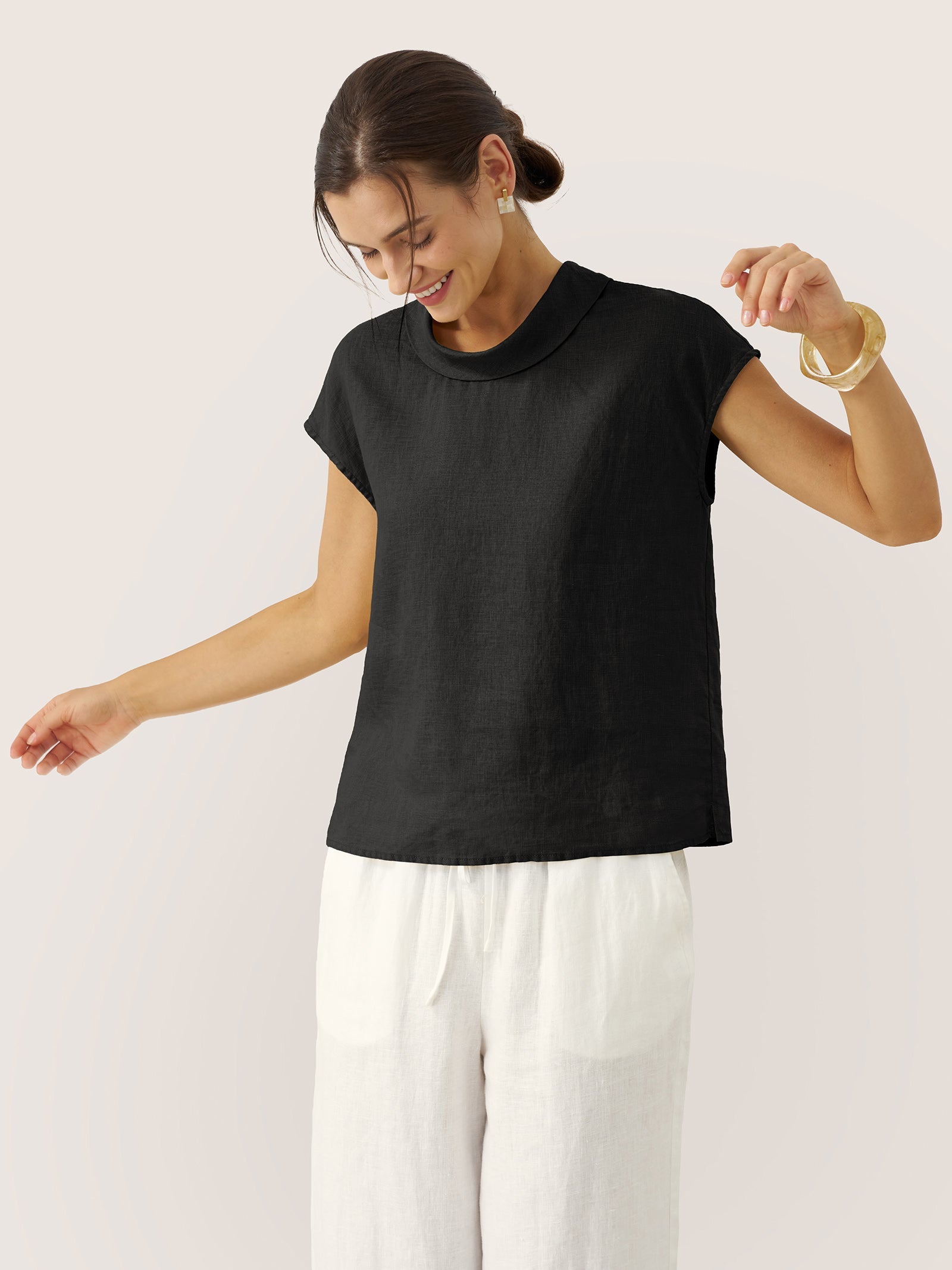 Top de lino para mujer con manga corta y cuello doblado-Tops for women-Casaluzia