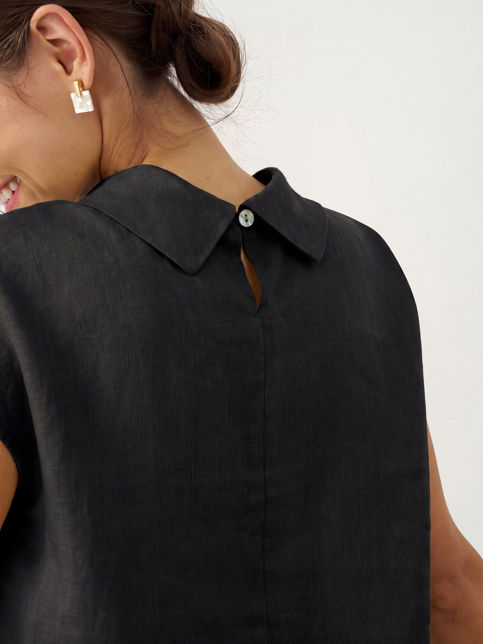 Top de lino para mujer con manga corta y cuello doblado-Tops for women-Casaluzia