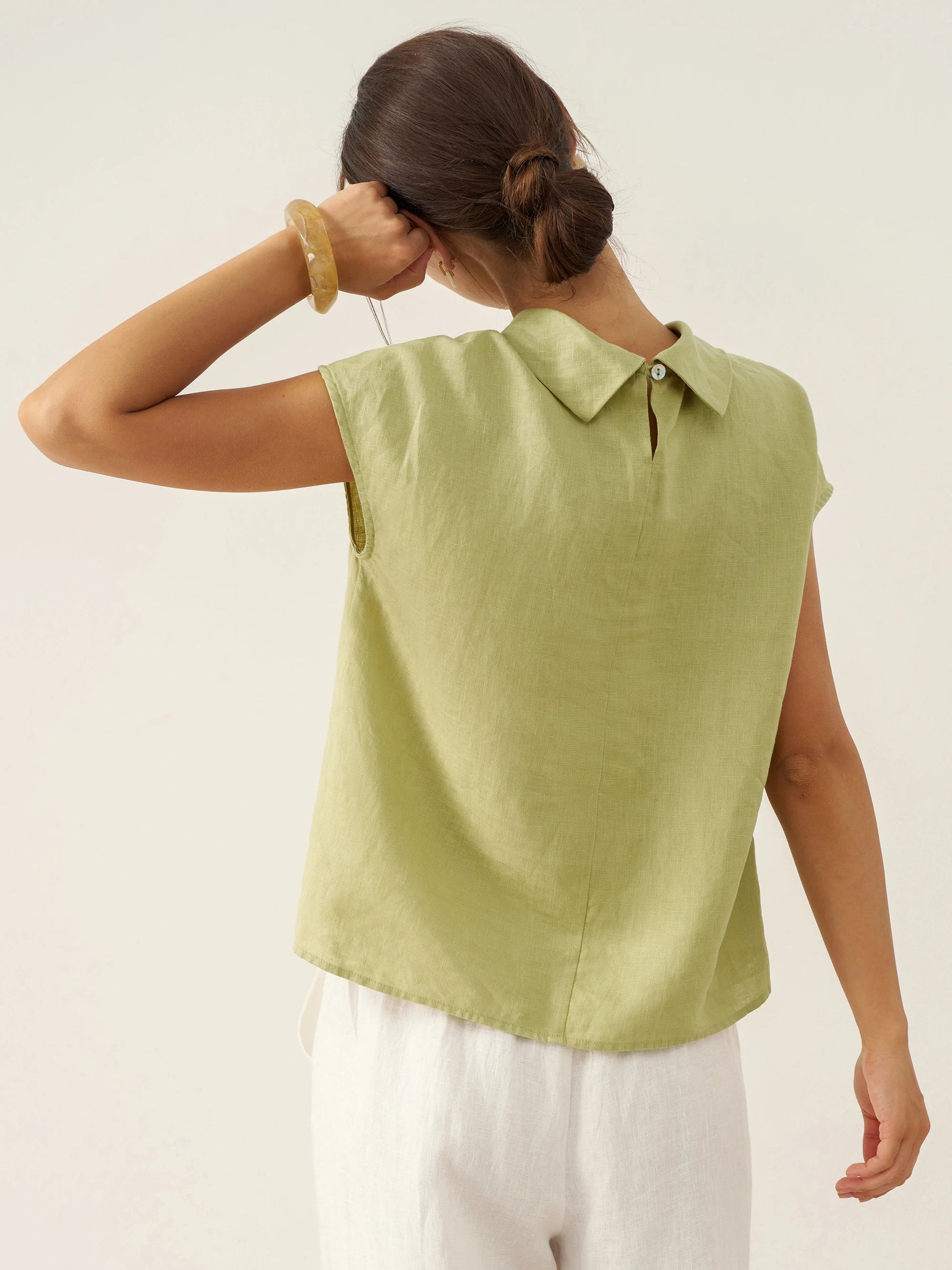 Top de lino para mujer con manga corta y cuello doblado-Tops for women-Casaluzia