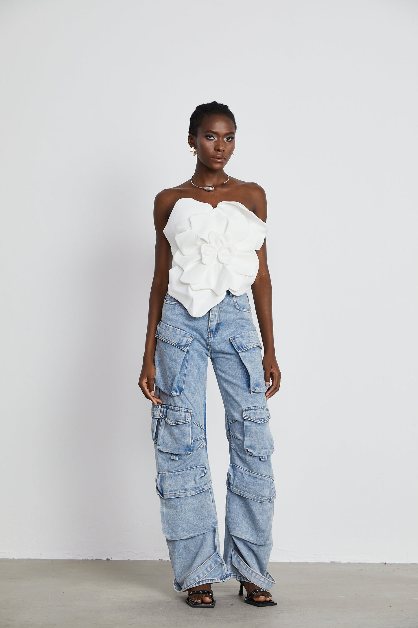 Top sin tirantes con aplique floral para mujer-Tops for women-Casaluzia