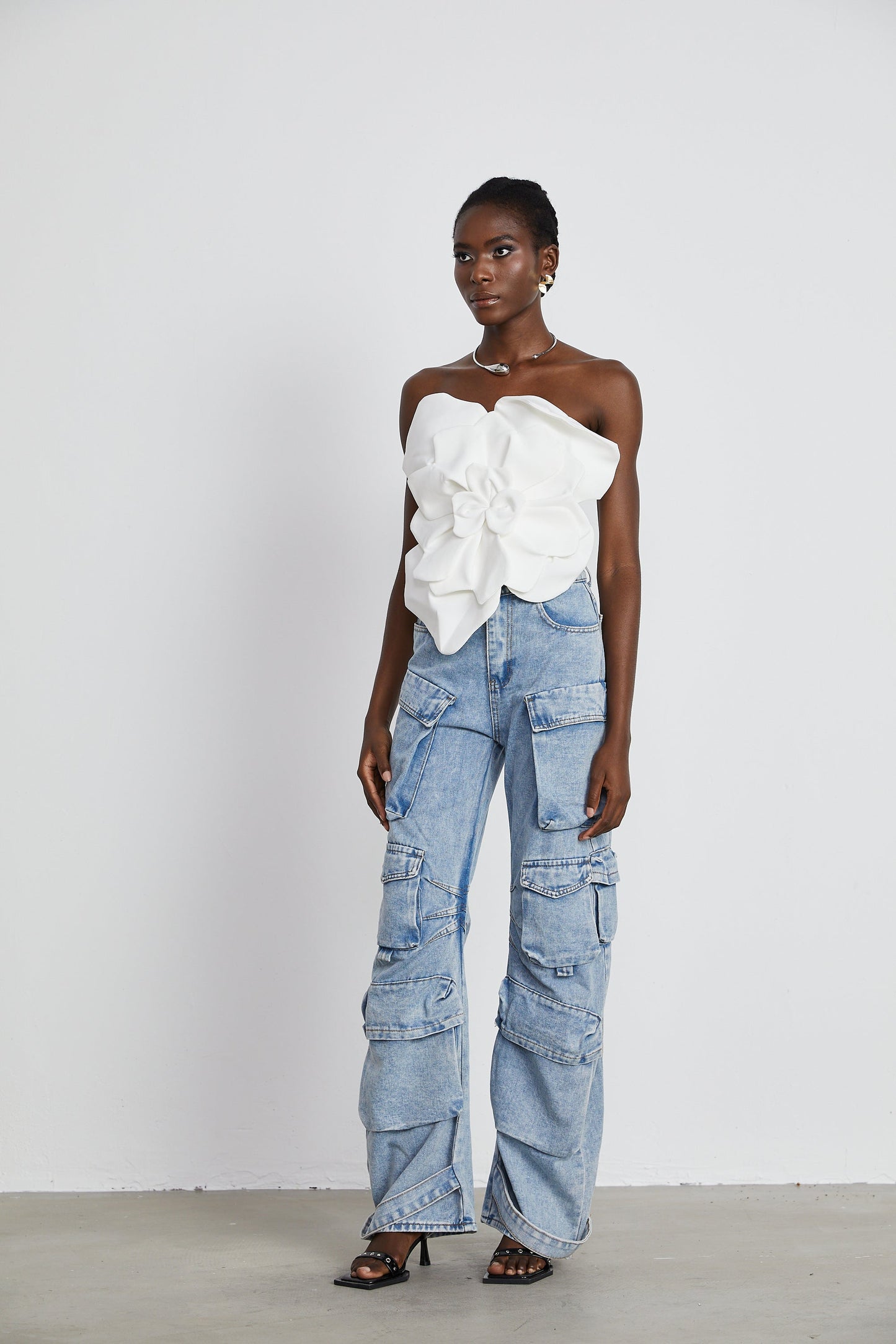 Top sin tirantes con aplique floral para mujer-Tops for women-Casaluzia