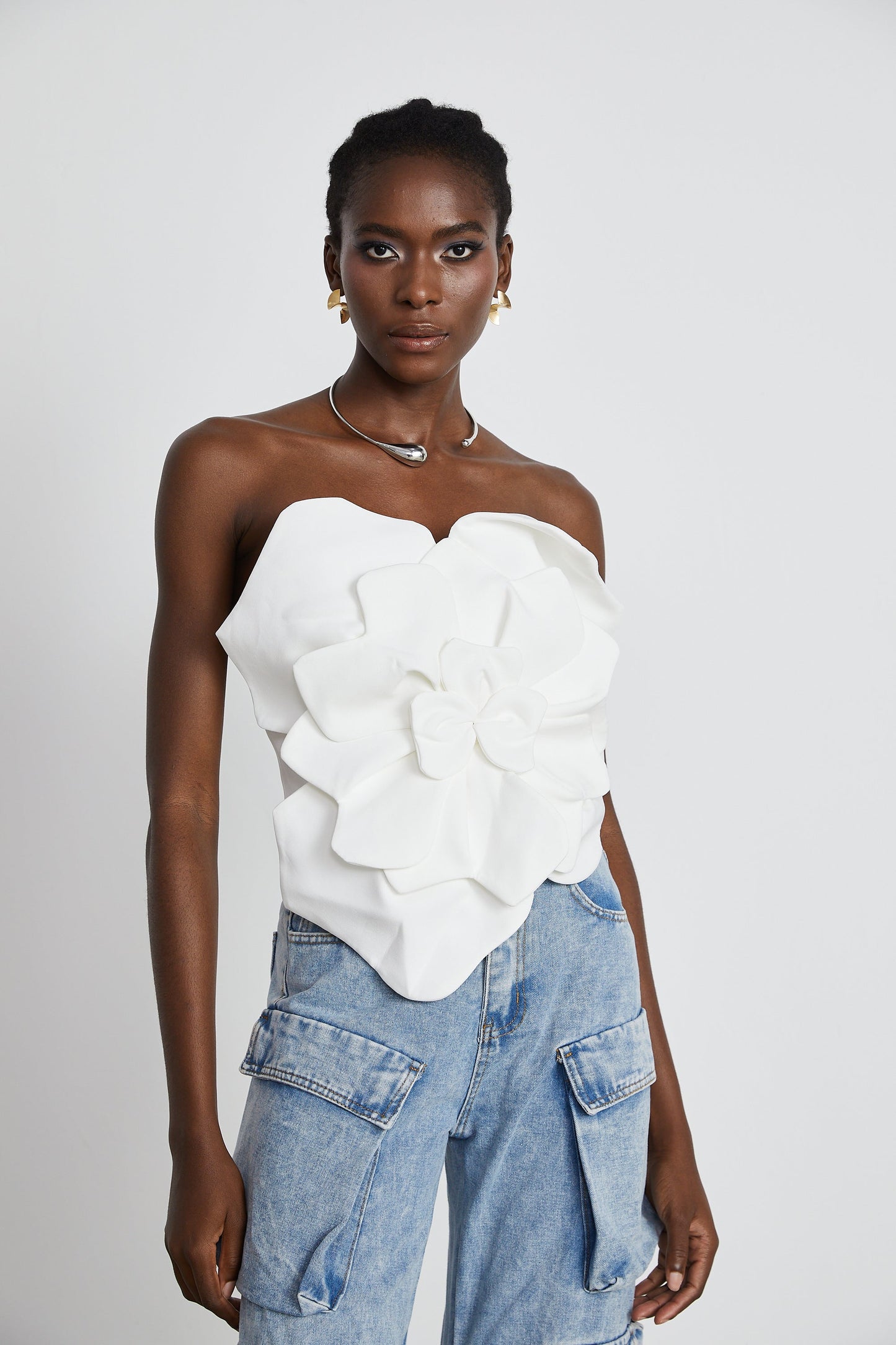 Top sin tirantes con aplique floral para mujer-Tops for women-Casaluzia