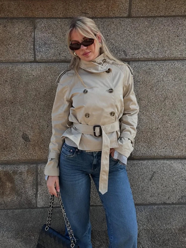 Trenchcoat corto para mujer con cinturón y botones-Jacket for women-Casaluzia