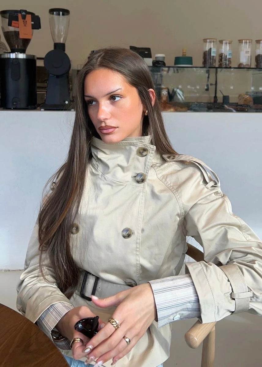 Trenchcoat corto para mujer con cinturón y botones-Jacket for women-Casaluzia