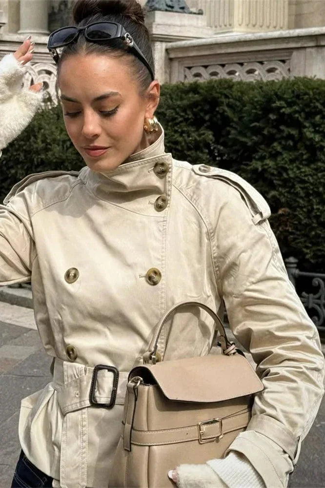 Trenchcoat corto para mujer con cinturón y botones-Jacket for women-Casaluzia