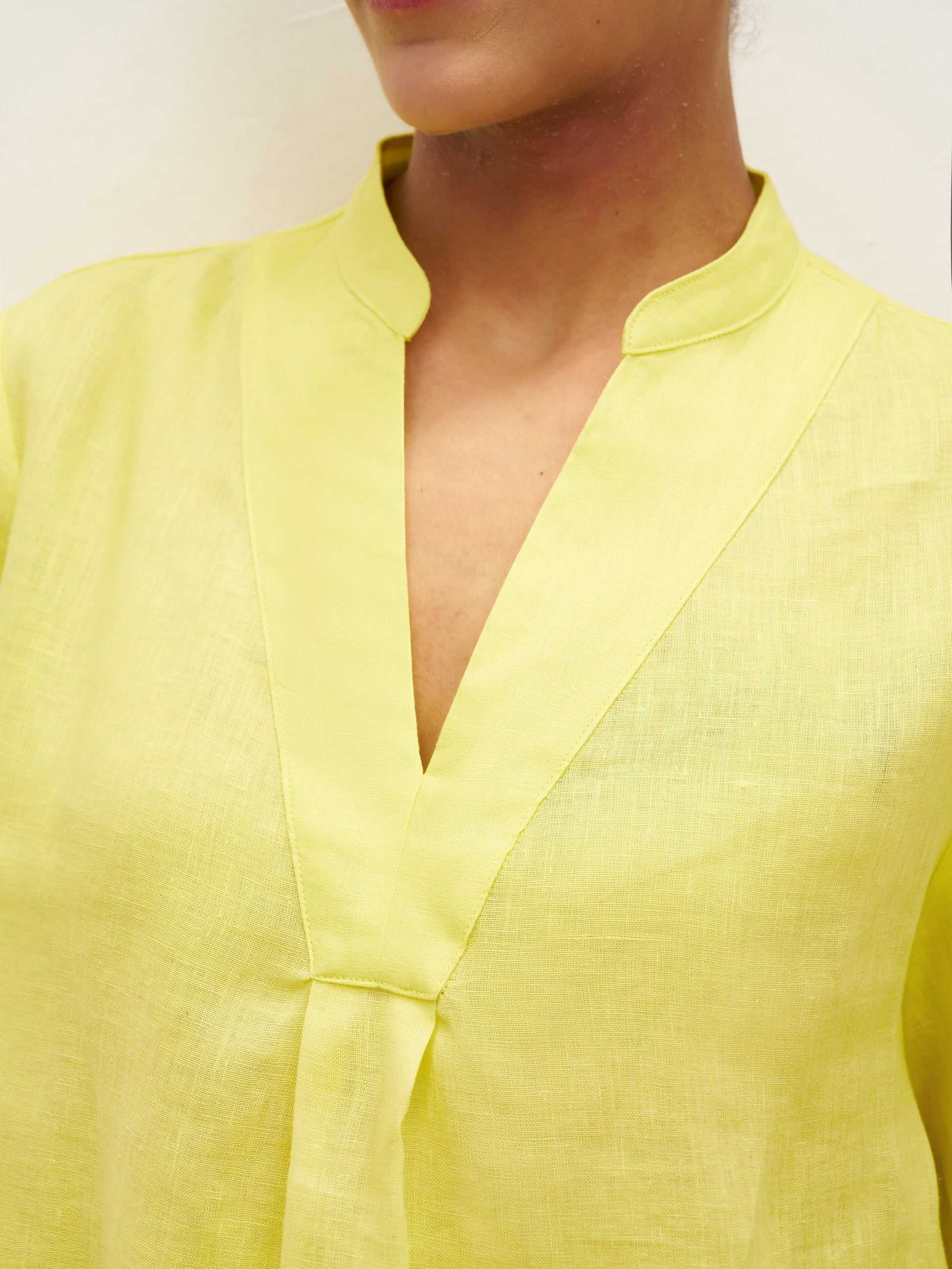 Túnica de lino con cuello en V para mujer-Shirts for women-Casaluzia