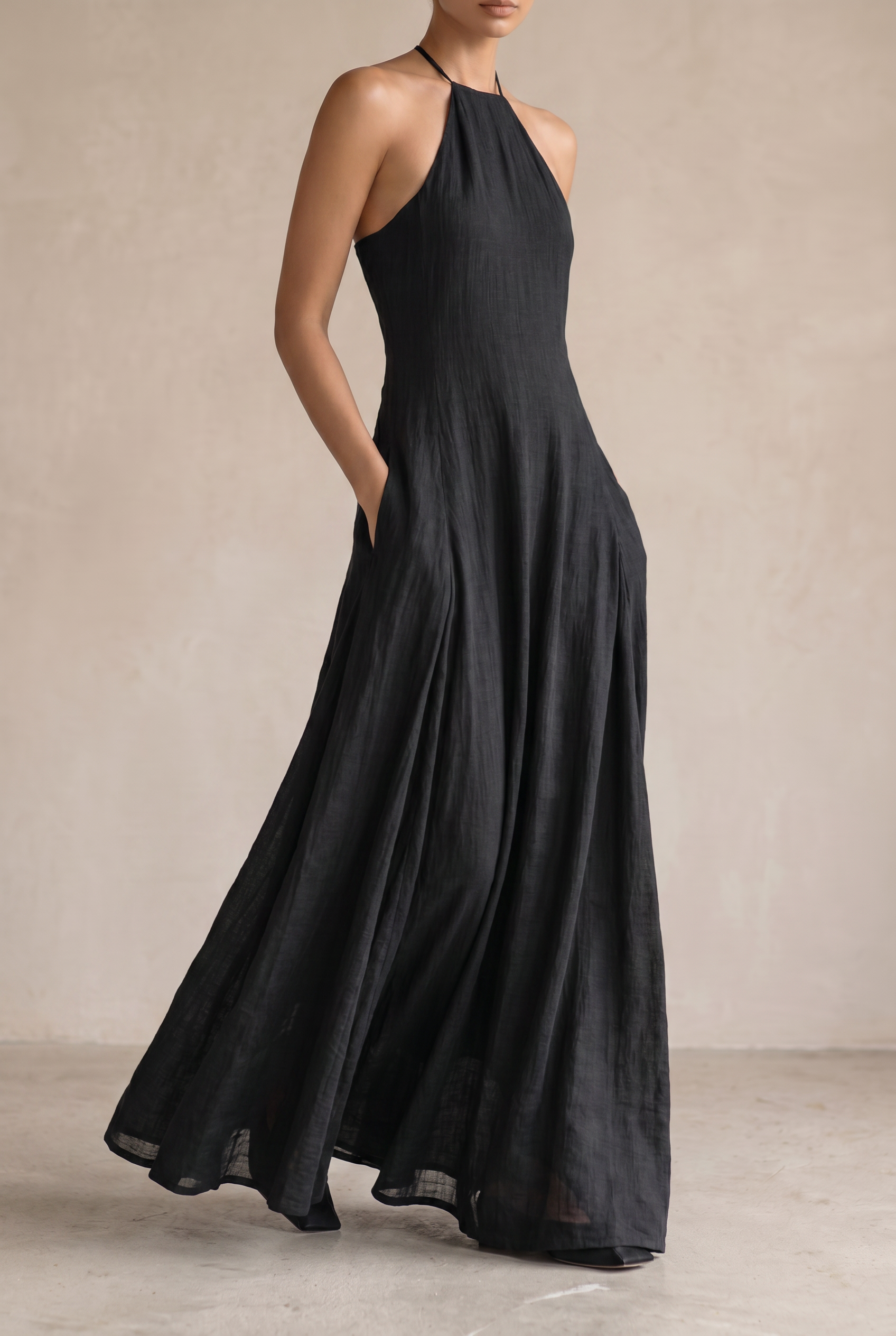 Vestido largo de mujer con cuello halter y bolsillos laterales-Maxi Dress-Casaluzia