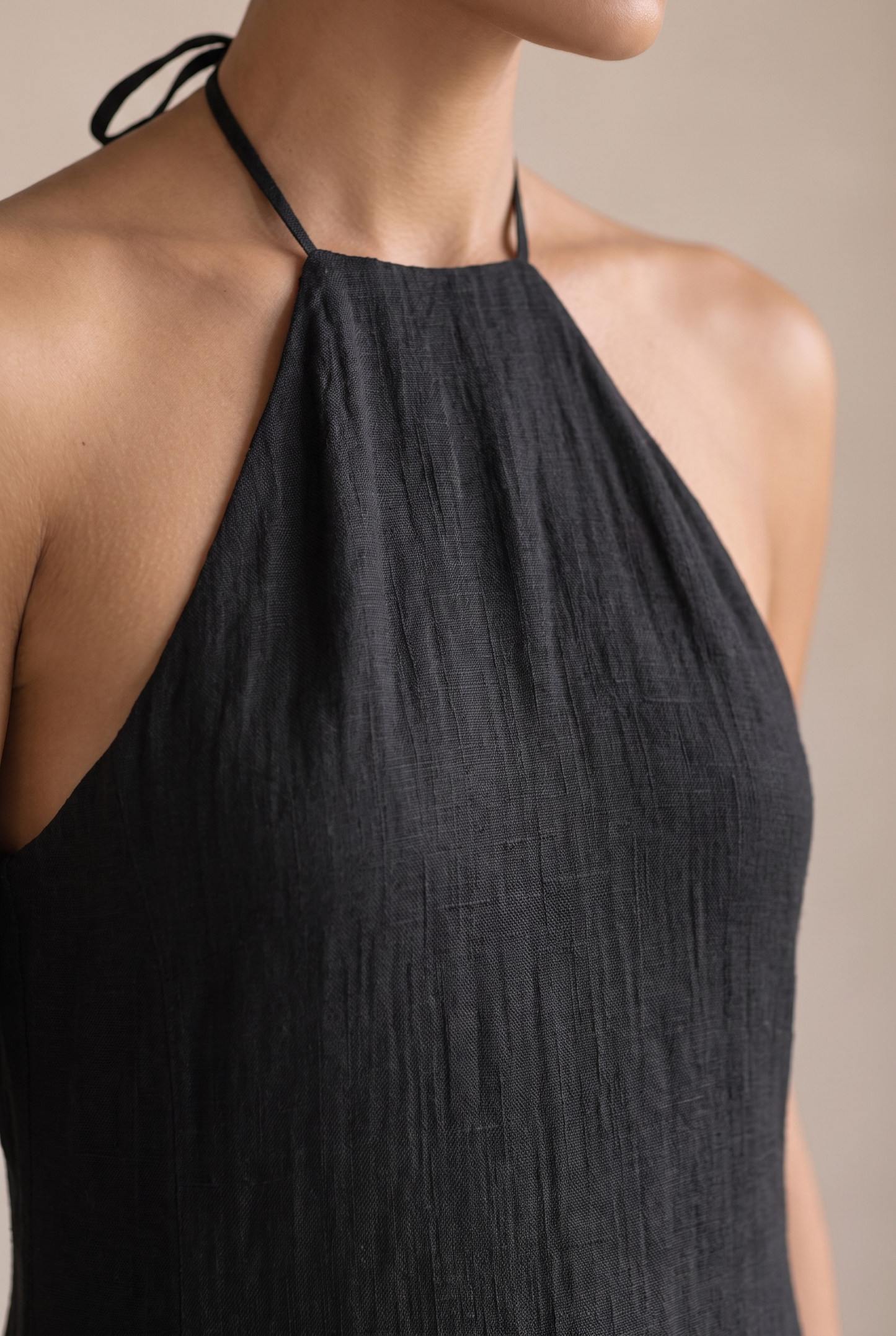 Vestido largo de mujer con cuello halter y bolsillos laterales-Maxi Dress-Casaluzia