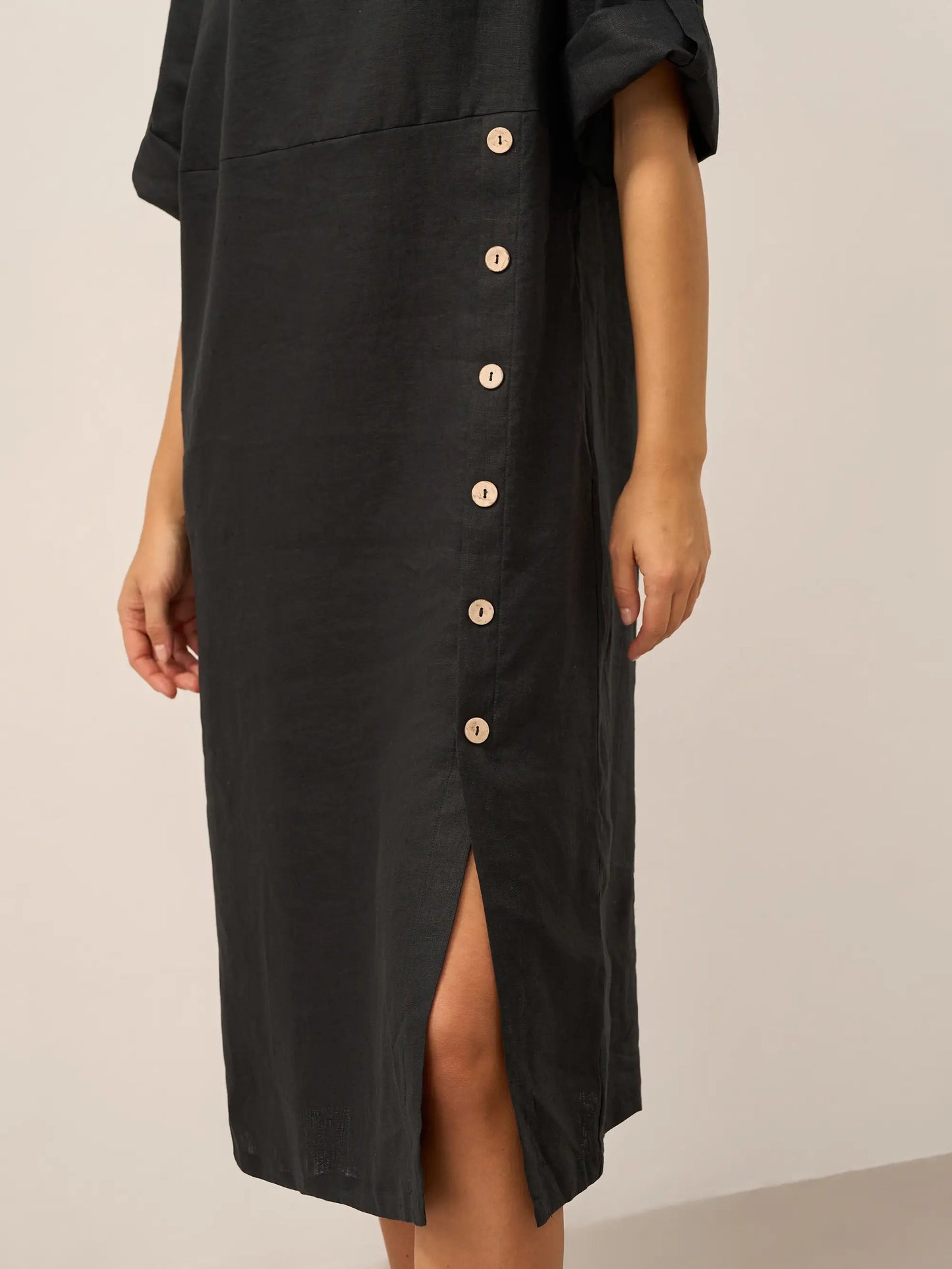 Vestido midi de cuello redondo para mujer con detalle de botones laterales-Midi Dress-Casaluzia