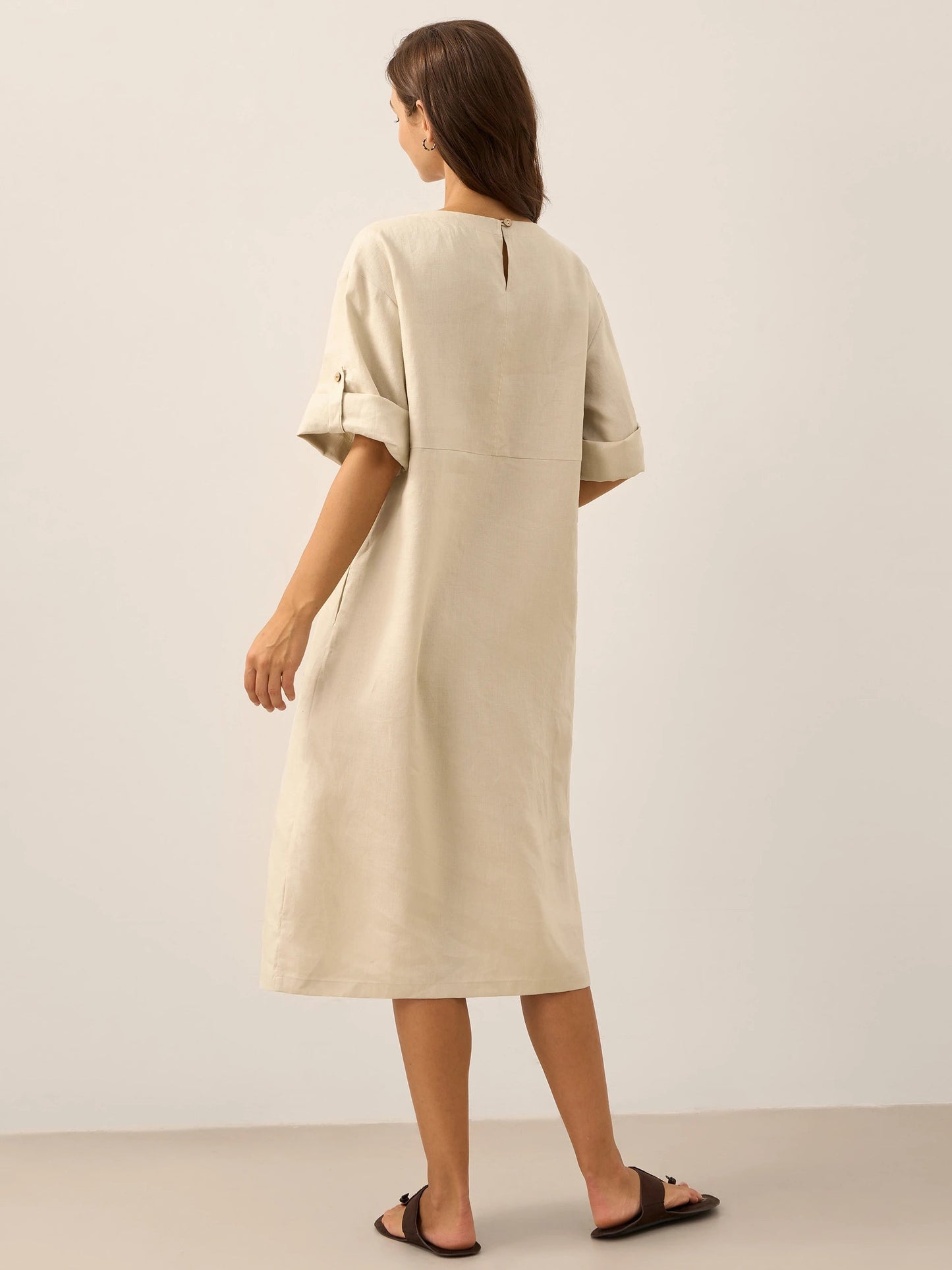 Vestido midi de cuello redondo para mujer con detalle de botones laterales-Midi Dress-Casaluzia