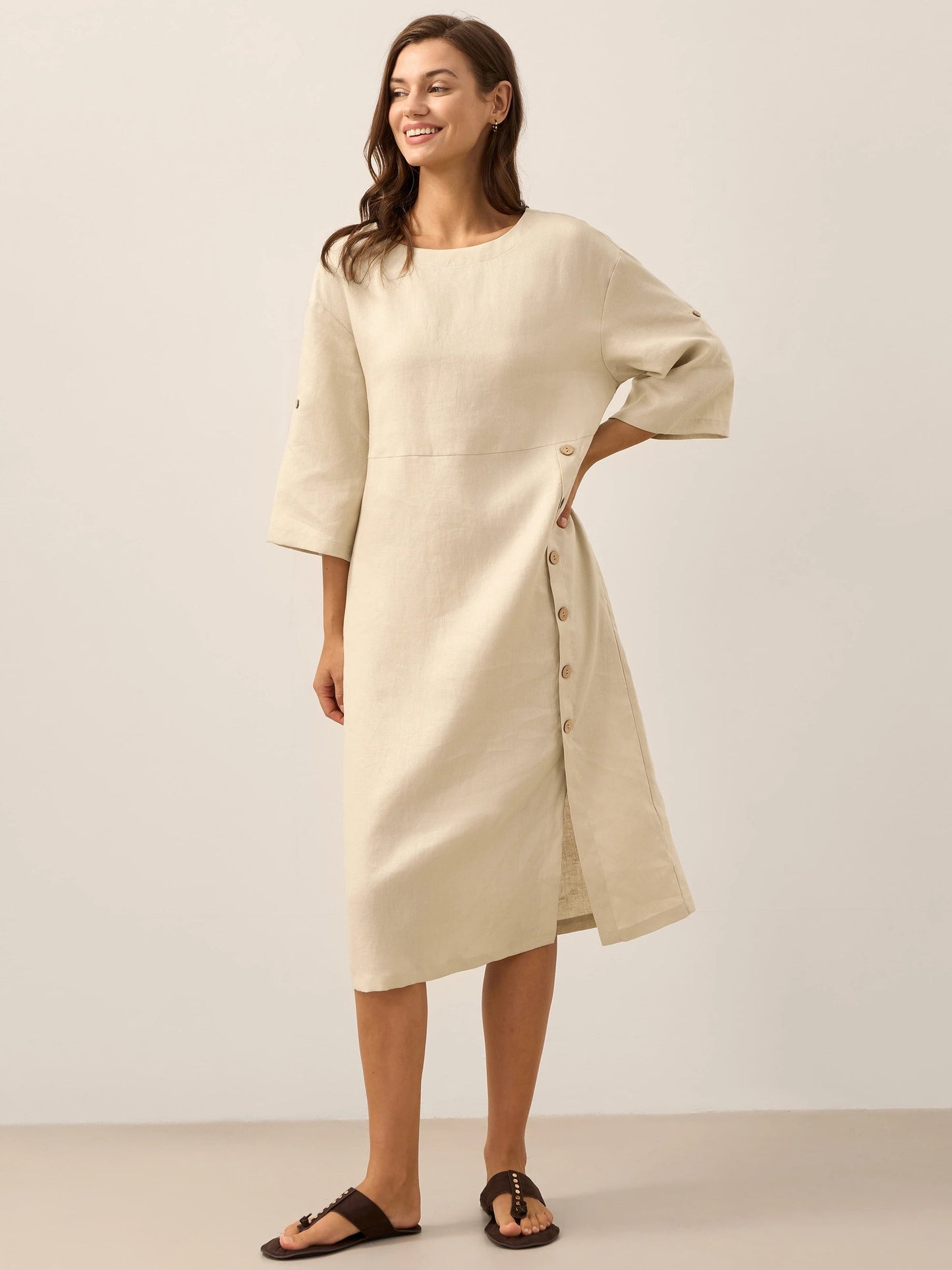 Vestido midi de cuello redondo para mujer con detalle de botones laterales-Midi Dress-Casaluzia