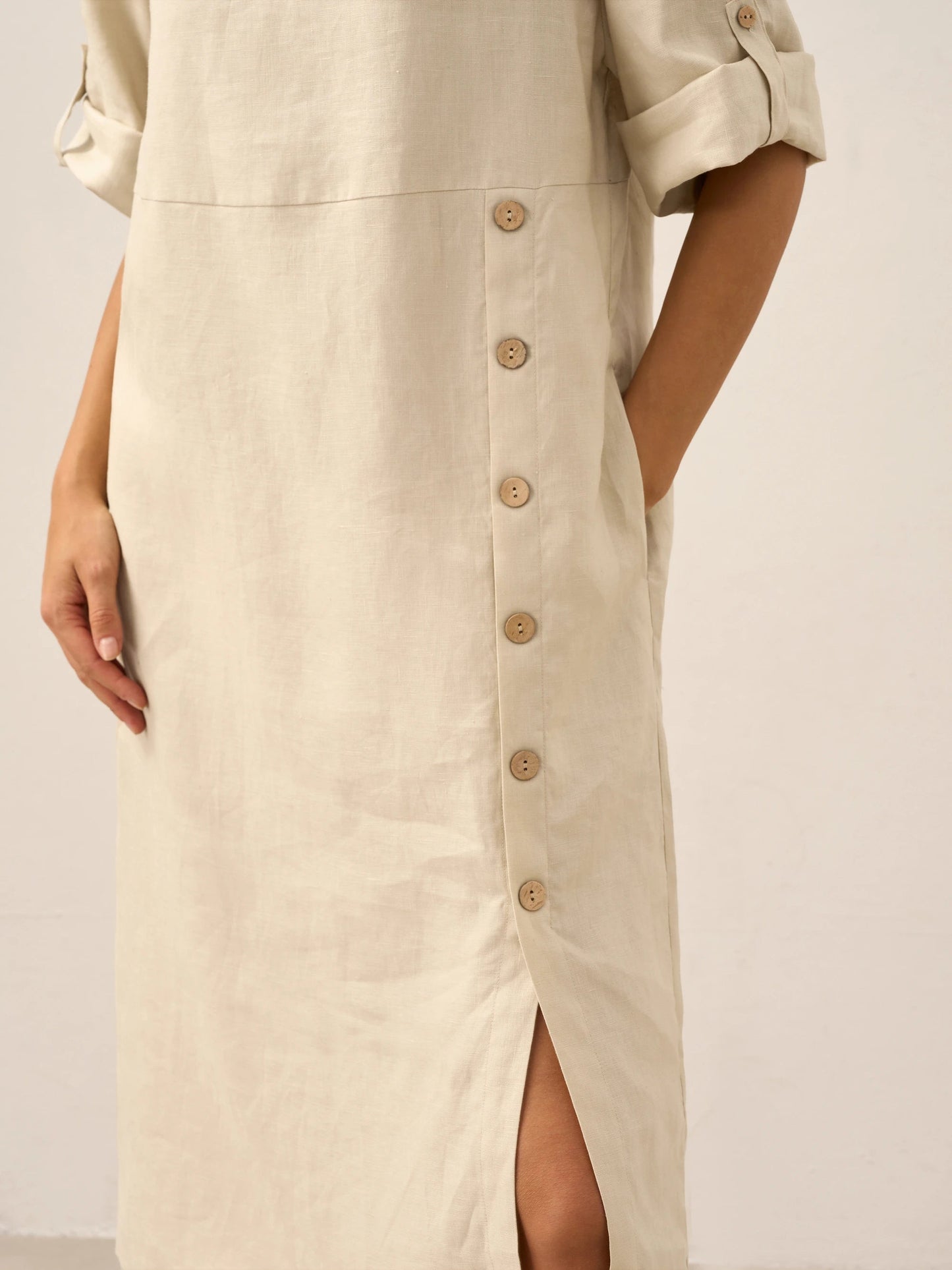 Vestido midi de cuello redondo para mujer con detalle de botones laterales-Midi Dress-Casaluzia