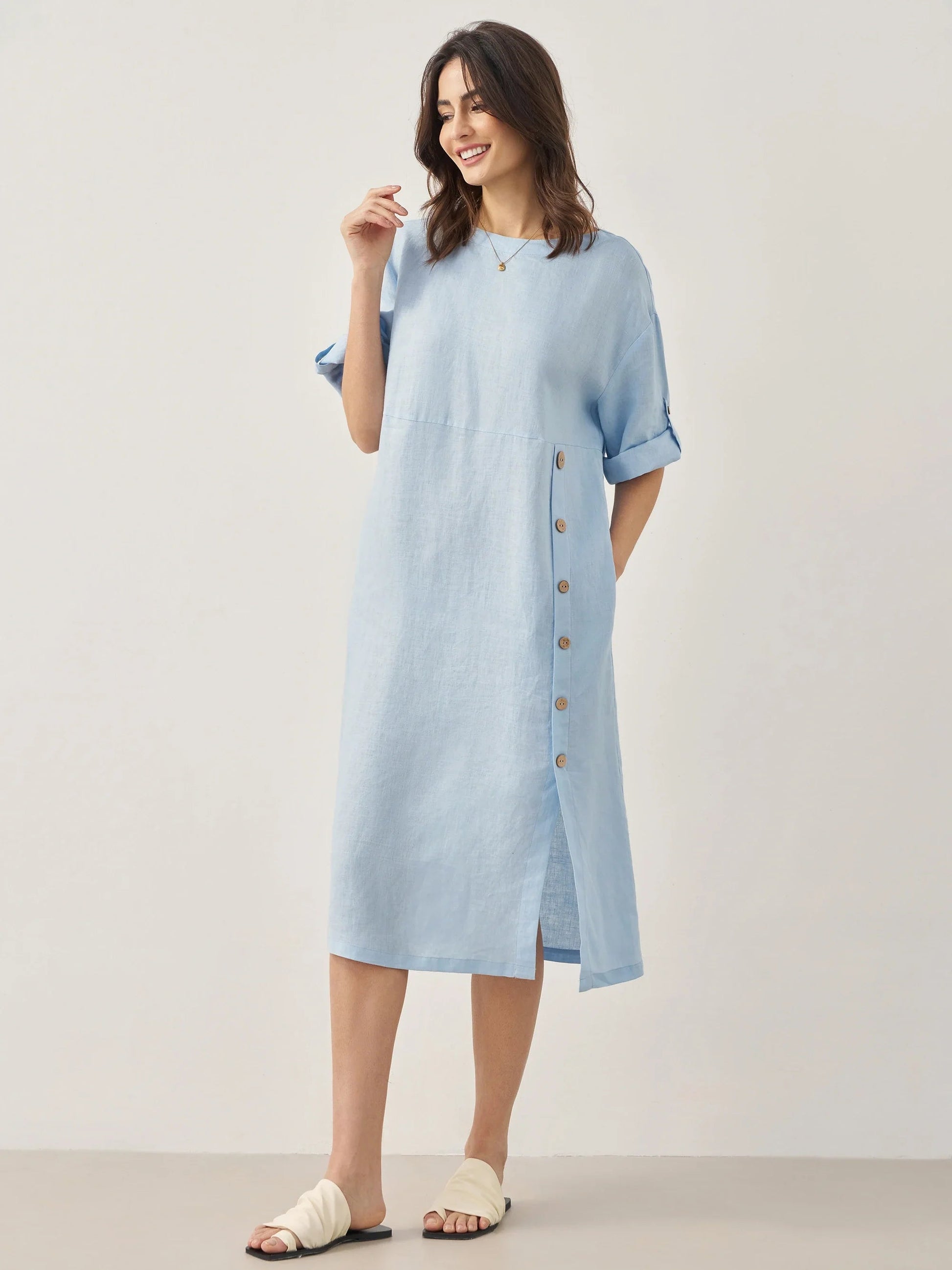 Vestido midi de cuello redondo para mujer con detalle de botones laterales-Midi Dress-Casaluzia