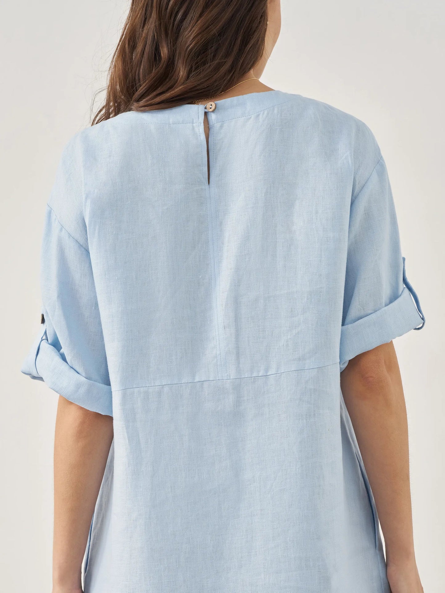 Vestido midi de cuello redondo para mujer con detalle de botones laterales-Midi Dress-Casaluzia