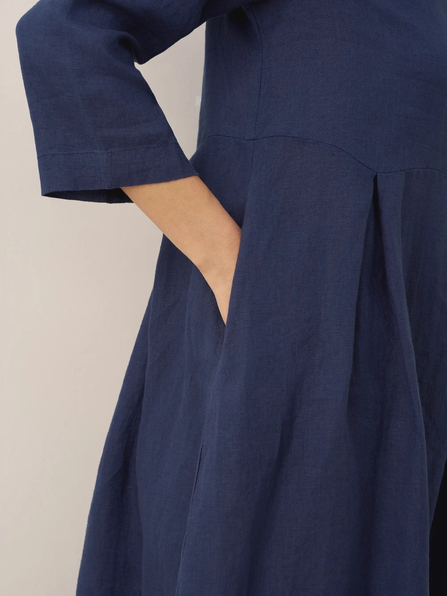 Vestido midi de lino con cuello barco y pliegues para mujer-Midi Dress-Casaluzia